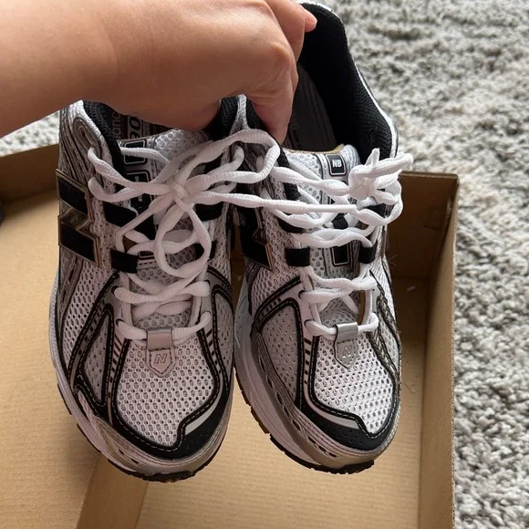 New Balance Silver and Black white gold 1906R size 6.5 - Picture 5 of 8